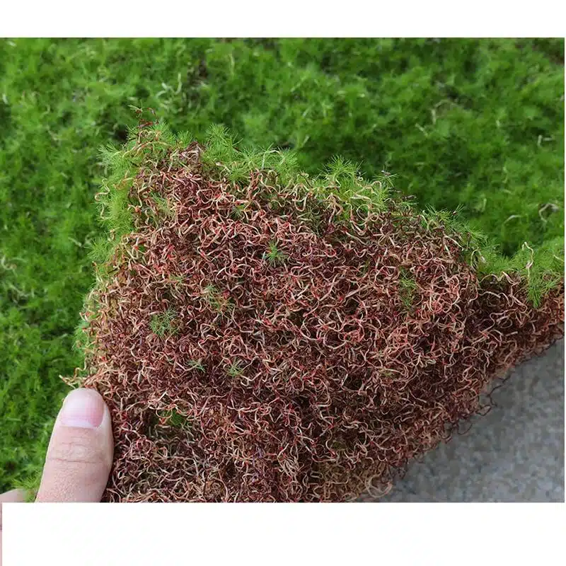 Mur Blanc Avec Des Rayures De Mousse Artificielle Verte Image Stock