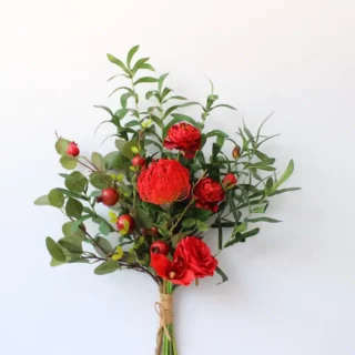 Bouquet de roses artificielles et feuilles en tissu