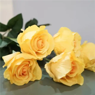 Branche de roses artificielles semi-ouvertes jaune