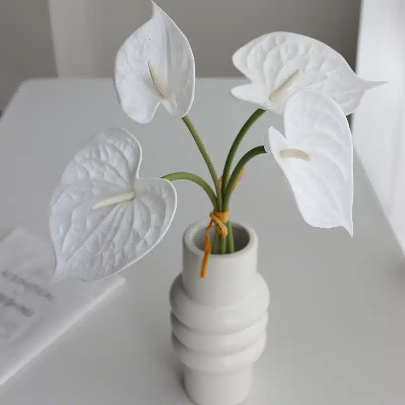 Fleurs blanches d’anthurium artificielles