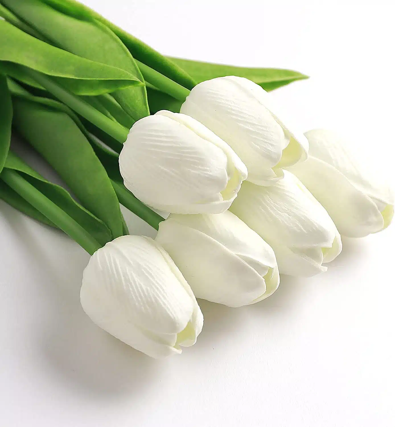 Fleurs blanches de tulipes artificielles en bouquet