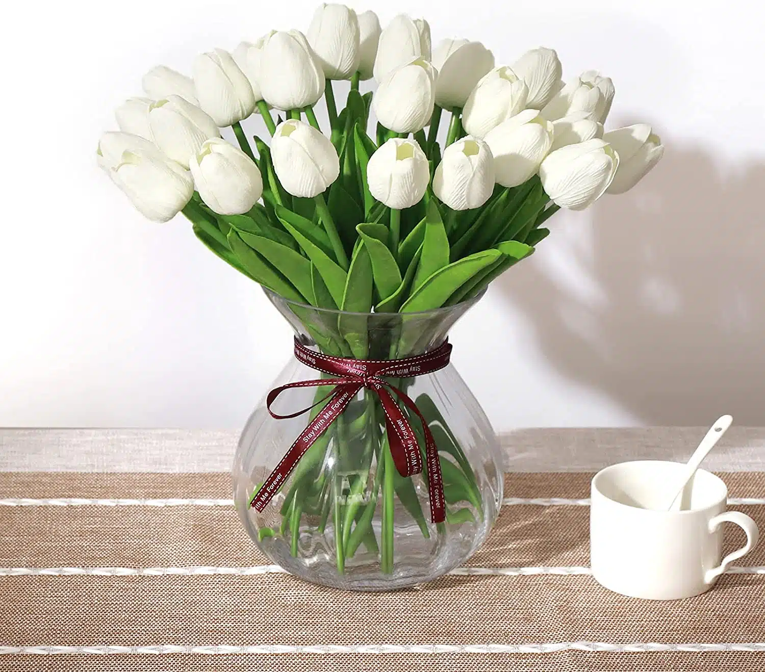 Fleurs blanches de tulipes artificielles en bouquet