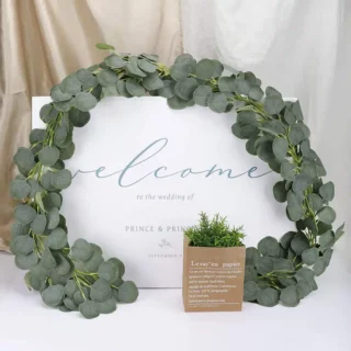 Guirlande artificielle d’eucalyptus argenté pour décoration de mariage
