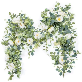 Guirlande artificielle d’eucalyptus avec des roses blanches