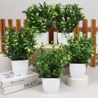 Petite plante verte artificielle pour l’intérieur