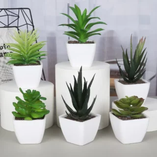 Petites plantes artificielles dans un pot carré