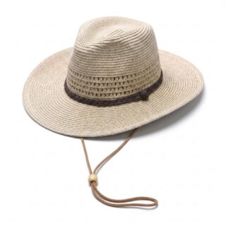 Un chapeau jardinier homme paille fedora ajouré en paille beige, avec large bord et cordon de maintien, posé sur fond blanc.