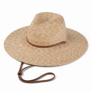 Un chapeau jardinier paille avec lanière homme femme en paille beige, avec large bord et lanière marron, posé sur un fond blanc.