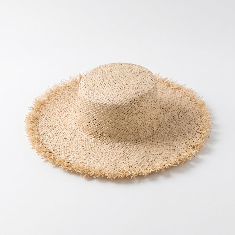 Chapeau jardinier paille légère respirante Un chapeau jardinier paille légère respirante en paille beige, avec un large bord effiloché, posé sur un fond blanc.