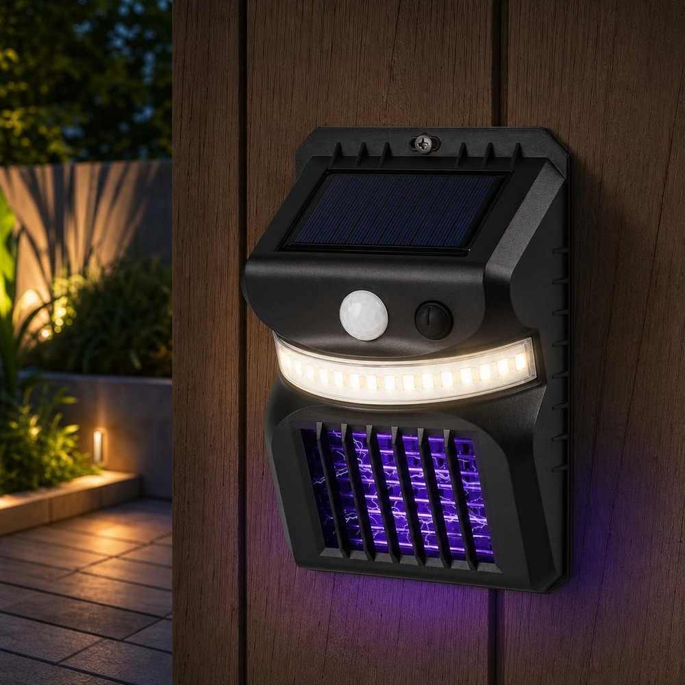 Un piège anti moustique extérieur autonome pour terrasse et allée fixé sur un mur en bois, avec panneau solaire, lumière blanche et grille violette dans un jardin de nuit.