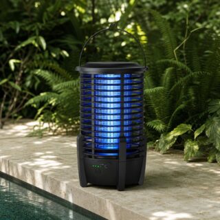 Un piège anti moustique pour l'extérieur portable étanche et résistant noir, posé au bord d’une piscine dans un jardin vert, avec une lumière bleue à l’intérieur.