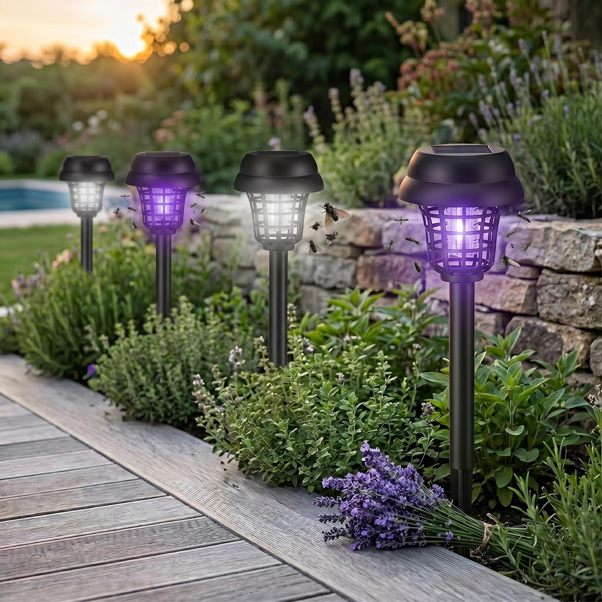 Le lot de 4 piège anti moustique pour l'extérieur sur piquet solaire planter dans le sol.
